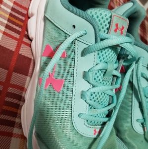 Girls under armour ahoes